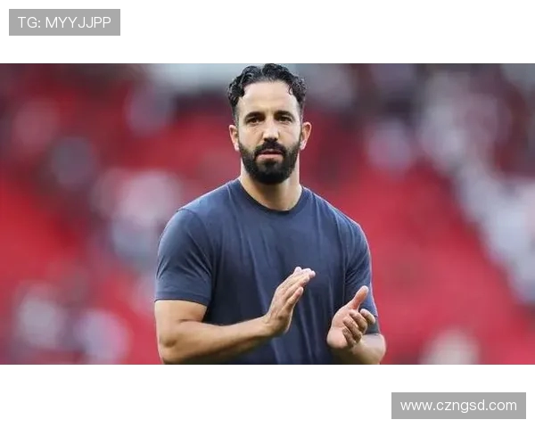 阿莫林携家人观战曼市青年联赛 亲眼见证儿子精彩表现